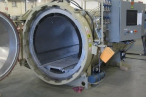 Composite autoclave system with open lid